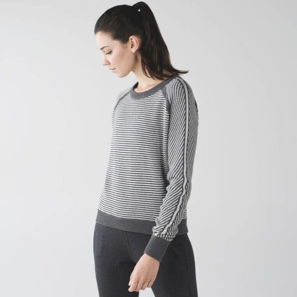 Lululemon Womens Devi Pullover Sweater Gray Thumb Holes Striped Long Sleeve 6